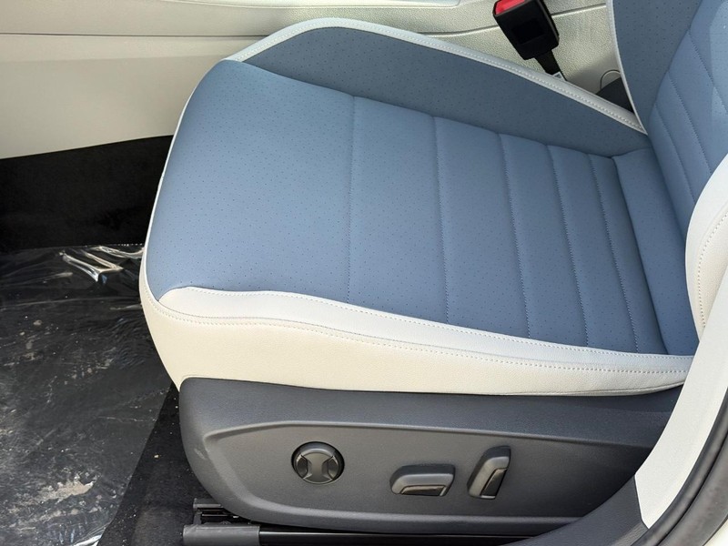 Volkswagen Jetta Vehicle Full-screen Gallery Image 16