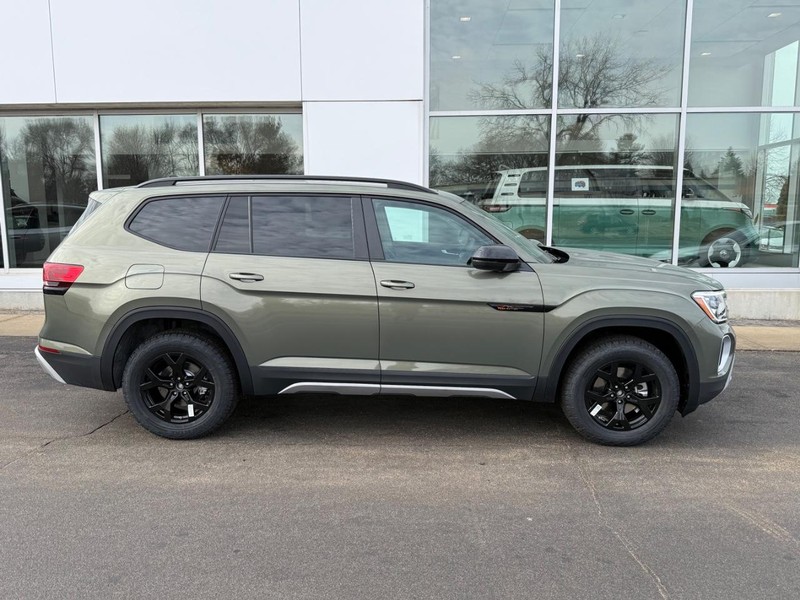 Volkswagen Atlas Vehicle Full-screen Gallery Image 2