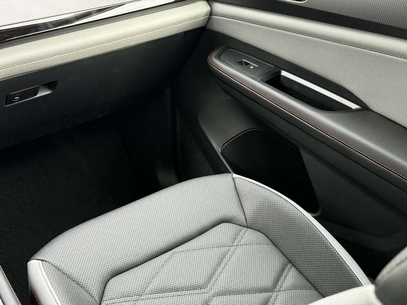 Volkswagen Atlas Vehicle Full-screen Gallery Image 9