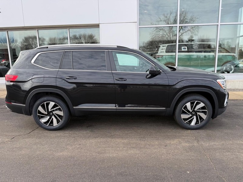 Volkswagen Atlas Vehicle Full-screen Gallery Image 2