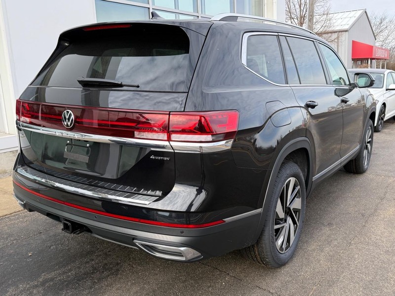 Volkswagen Atlas Vehicle Full-screen Gallery Image 3
