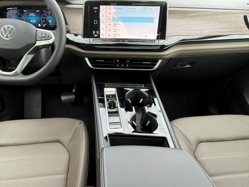 Volkswagen Atlas Vehicle Full-screen Gallery Image 6