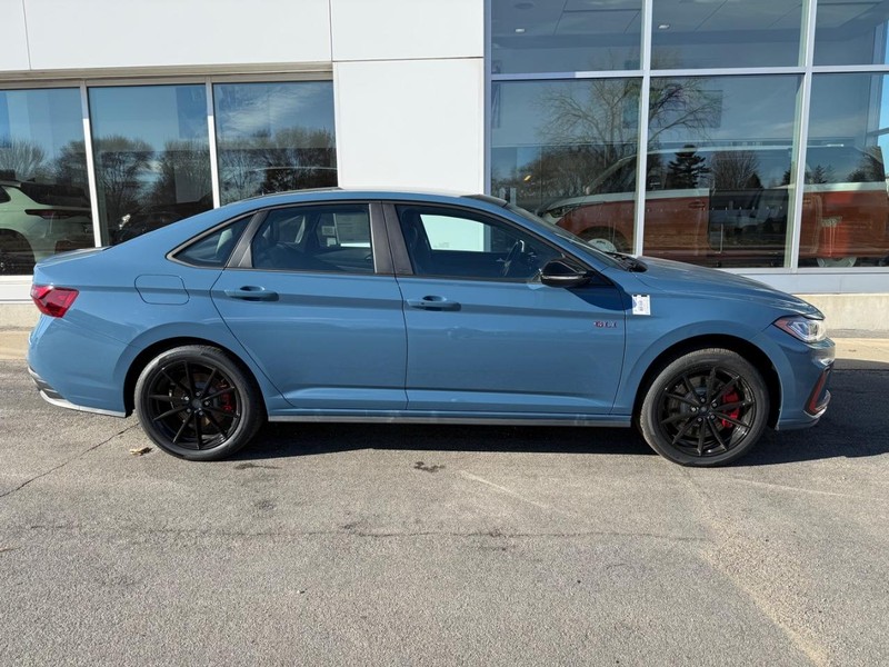 Volkswagen Jetta GLI Vehicle Full-screen Gallery Image 2