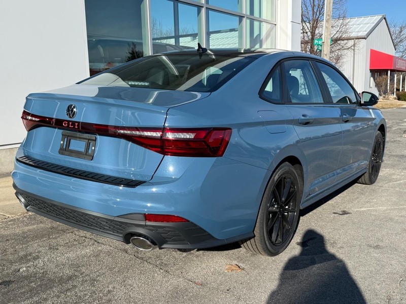 Volkswagen Jetta GLI Vehicle Full-screen Gallery Image 3