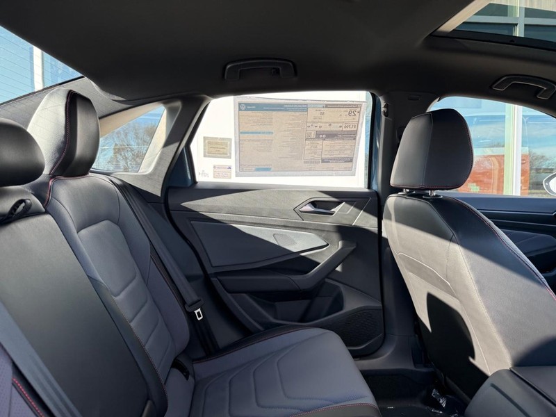 Volkswagen Jetta GLI Vehicle Full-screen Gallery Image 5