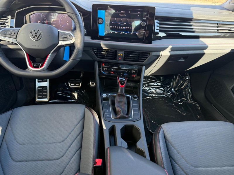 Volkswagen Jetta GLI Vehicle Full-screen Gallery Image 6