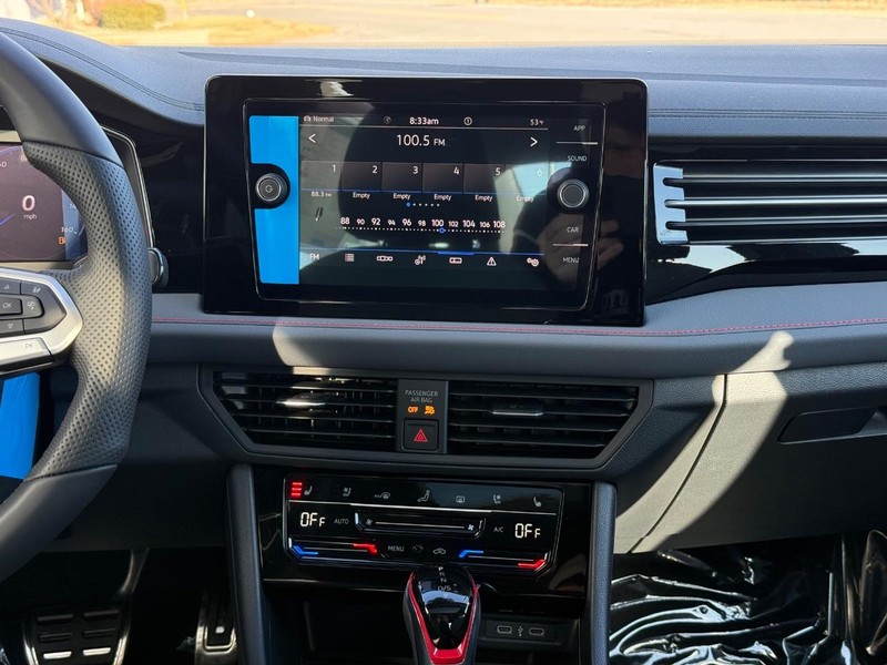 Volkswagen Jetta GLI Vehicle Full-screen Gallery Image 7