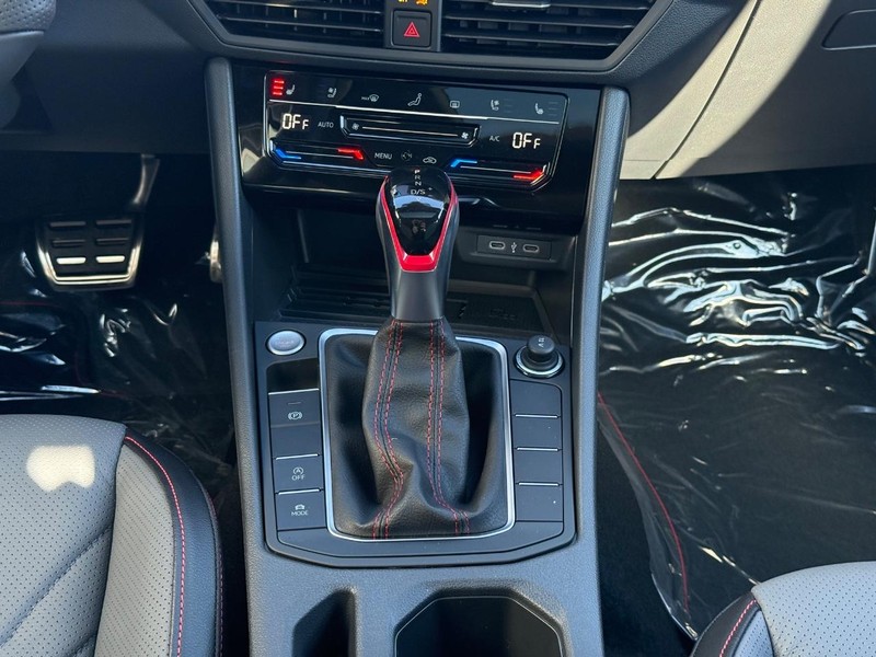 Volkswagen Jetta GLI Vehicle Full-screen Gallery Image 8