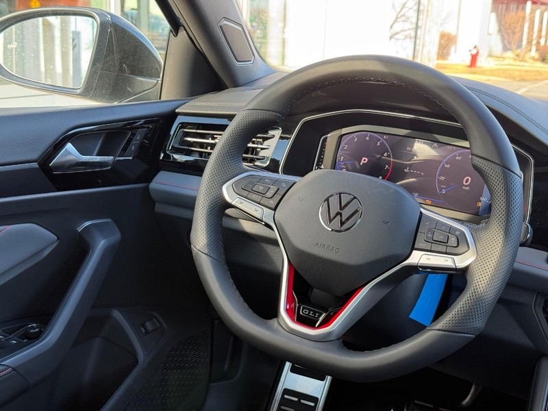 Volkswagen Jetta GLI Vehicle Full-screen Gallery Image 9