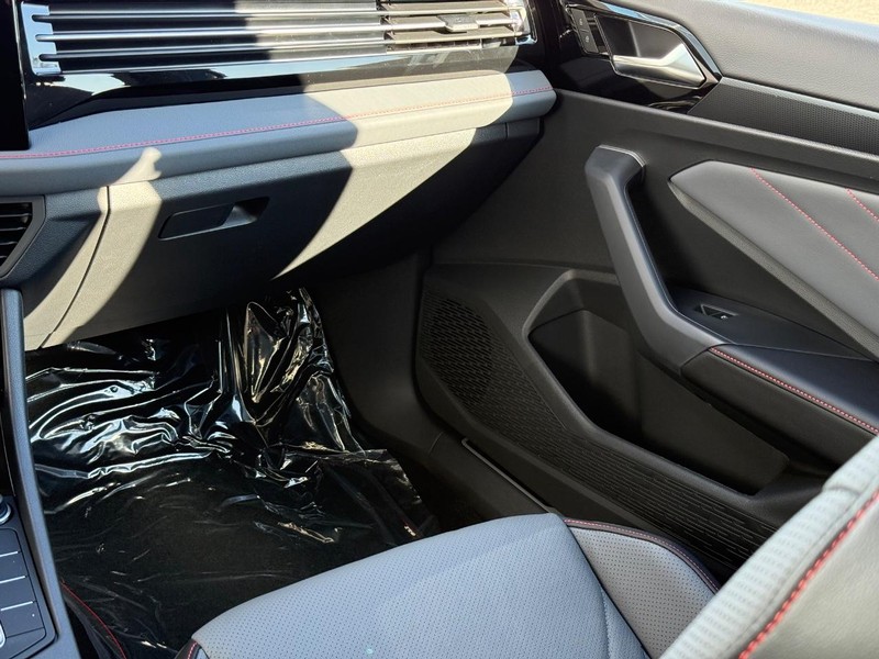 Volkswagen Jetta GLI Vehicle Full-screen Gallery Image 10