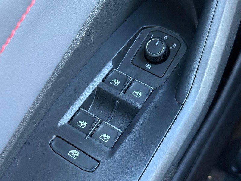 Volkswagen Jetta GLI Vehicle Full-screen Gallery Image 16