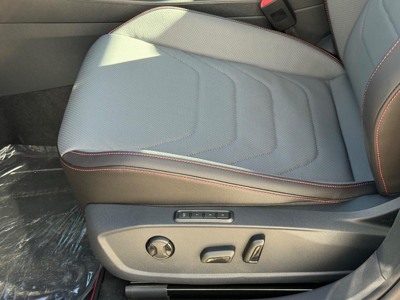 Volkswagen Jetta GLI Vehicle Full-screen Gallery Image 17