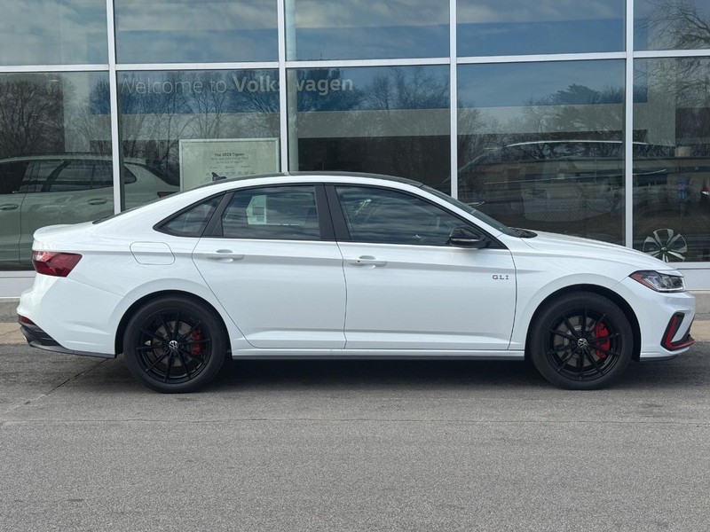 Volkswagen Jetta GLI Vehicle Full-screen Gallery Image 2