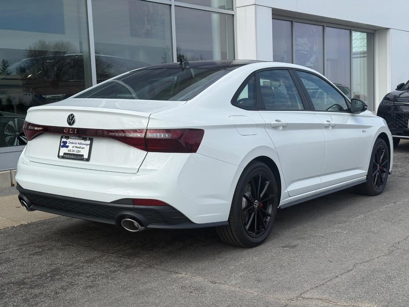 Volkswagen Jetta GLI Vehicle Full-screen Gallery Image 3