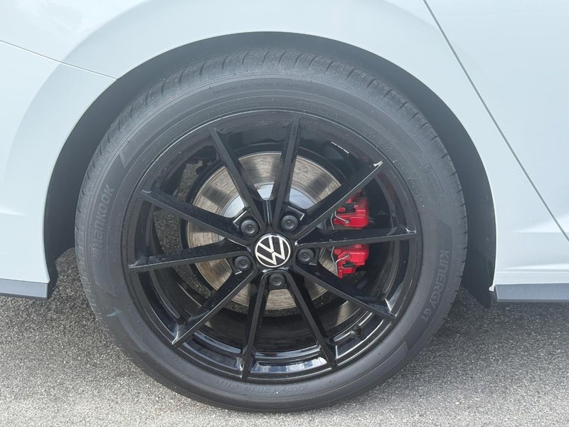 Volkswagen Jetta GLI Vehicle Full-screen Gallery Image 4