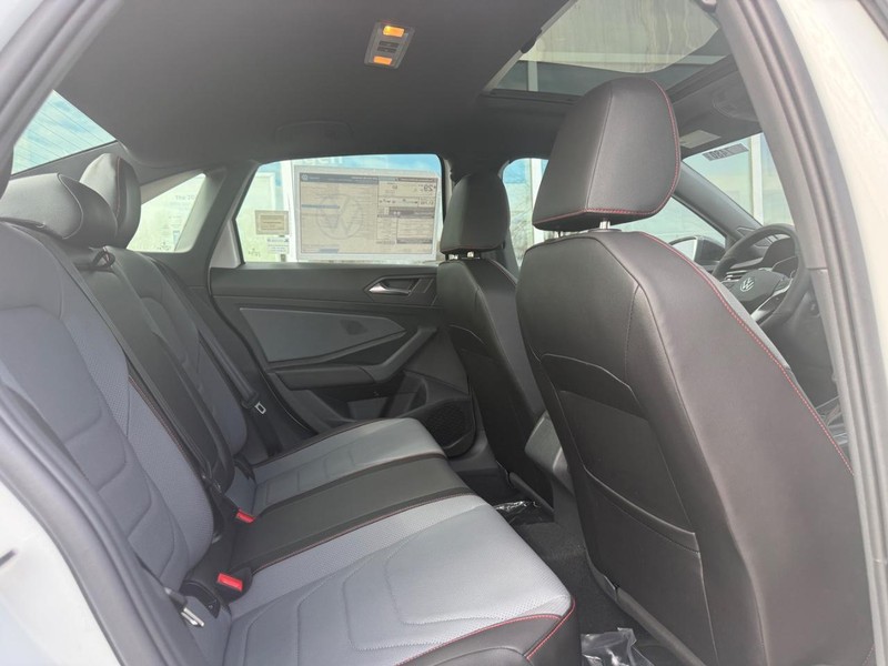 Volkswagen Jetta GLI Vehicle Full-screen Gallery Image 5