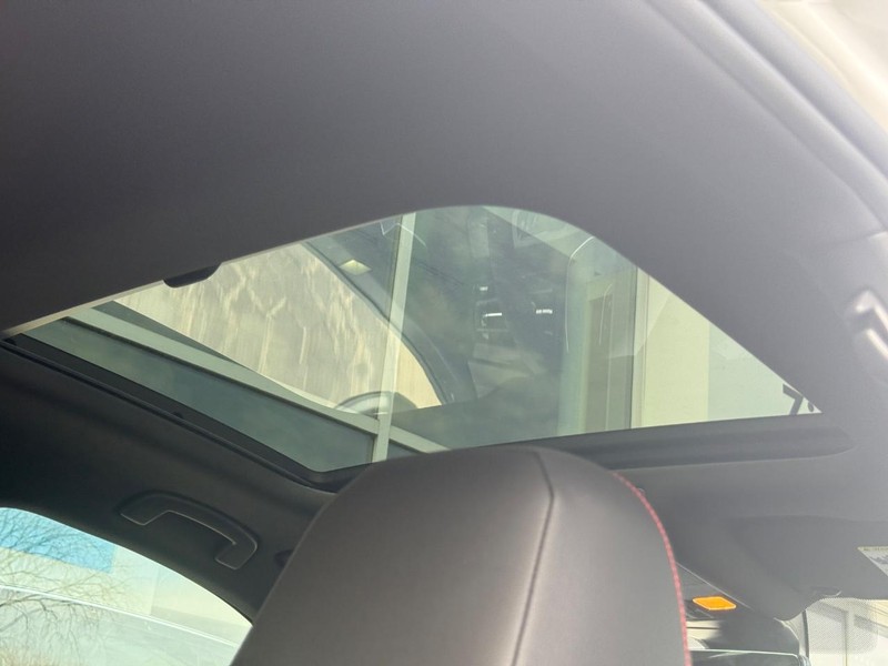 Volkswagen Jetta GLI Vehicle Full-screen Gallery Image 6