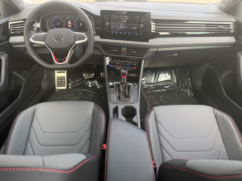 Volkswagen Jetta GLI Vehicle Full-screen Gallery Image 7