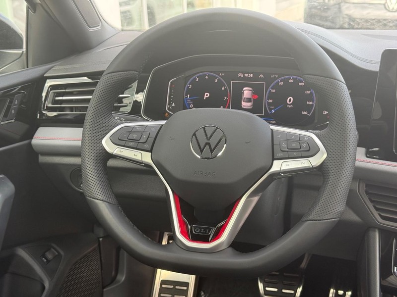 Volkswagen Jetta GLI Vehicle Full-screen Gallery Image 8