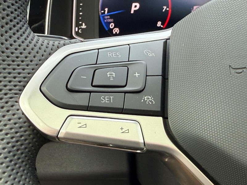 Volkswagen Jetta GLI Vehicle Full-screen Gallery Image 9