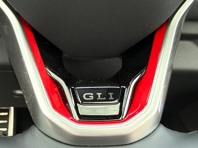 Volkswagen Jetta GLI Vehicle Full-screen Gallery Image 11