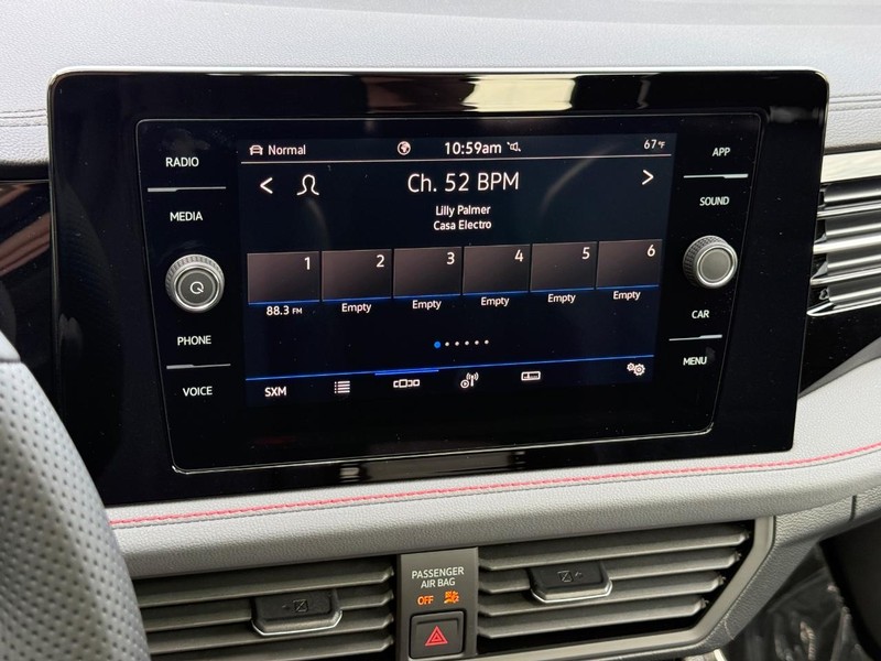 Volkswagen Jetta GLI Vehicle Full-screen Gallery Image 12