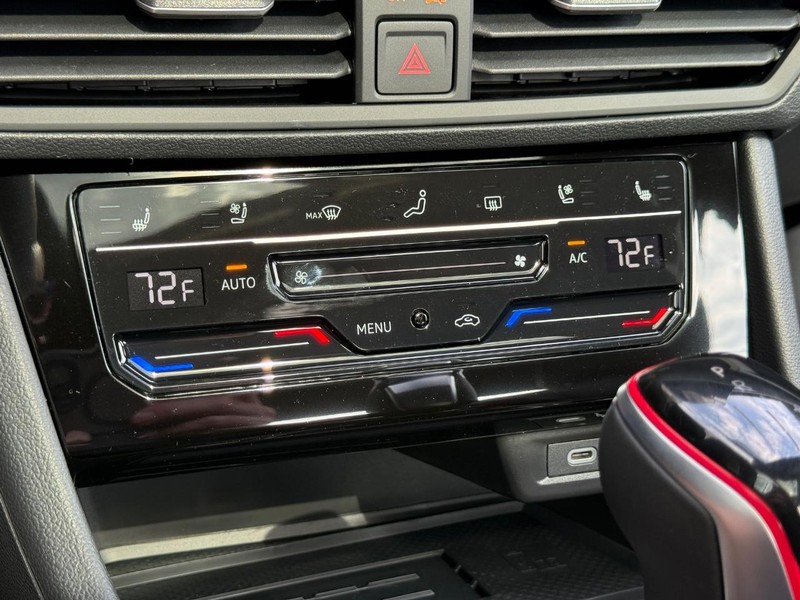 Volkswagen Jetta GLI Vehicle Full-screen Gallery Image 14