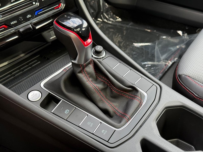 Volkswagen Jetta GLI Vehicle Full-screen Gallery Image 15