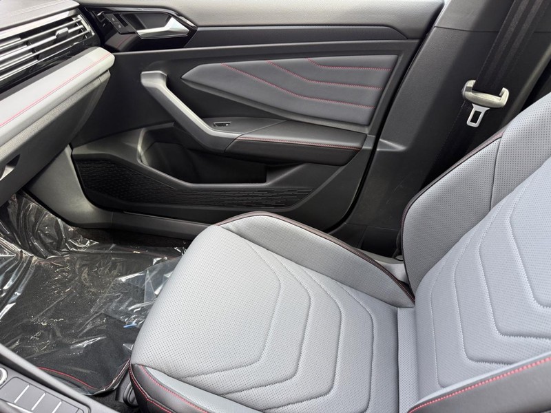 Volkswagen Jetta GLI Vehicle Full-screen Gallery Image 16