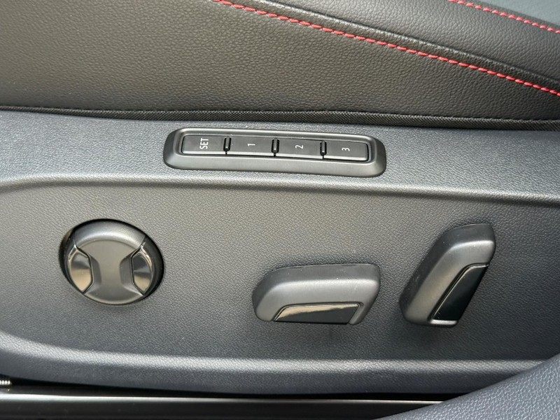 Volkswagen Jetta GLI Vehicle Full-screen Gallery Image 18