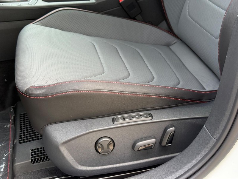 Volkswagen Jetta GLI Vehicle Full-screen Gallery Image 19