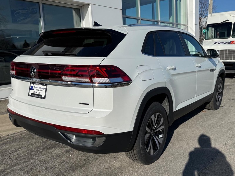 Volkswagen Atlas Cross Sport Vehicle Full-screen Gallery Image 3