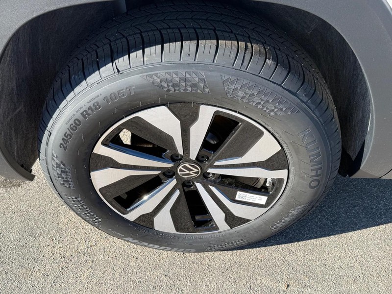 Volkswagen Atlas Cross Sport Vehicle Full-screen Gallery Image 4