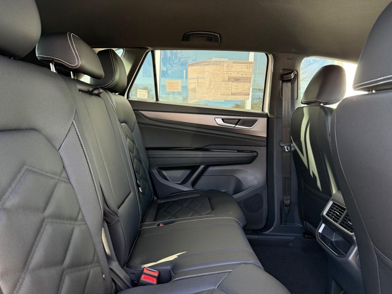 Volkswagen Atlas Cross Sport Vehicle Full-screen Gallery Image 5