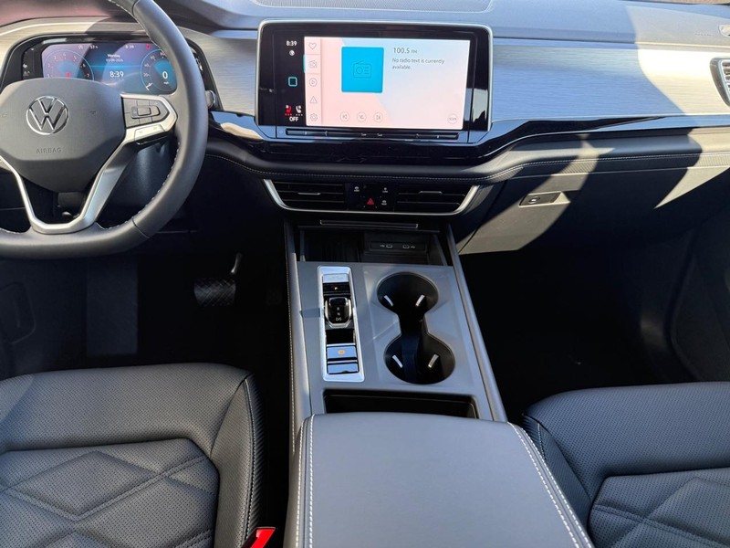 Volkswagen Atlas Cross Sport Vehicle Full-screen Gallery Image 6