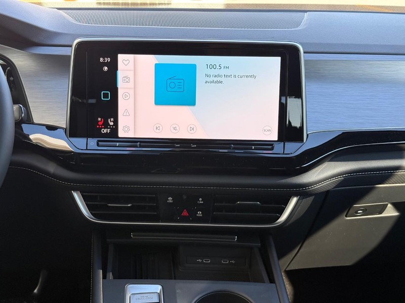 Volkswagen Atlas Cross Sport Vehicle Full-screen Gallery Image 7