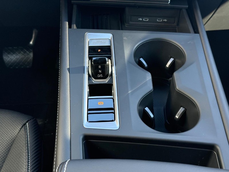 Volkswagen Atlas Cross Sport Vehicle Full-screen Gallery Image 8