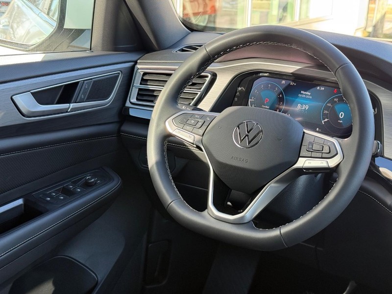Volkswagen Atlas Cross Sport Vehicle Full-screen Gallery Image 9