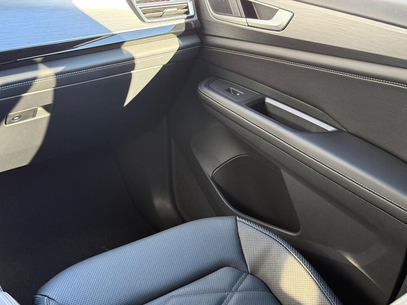 Volkswagen Atlas Cross Sport Vehicle Full-screen Gallery Image 10