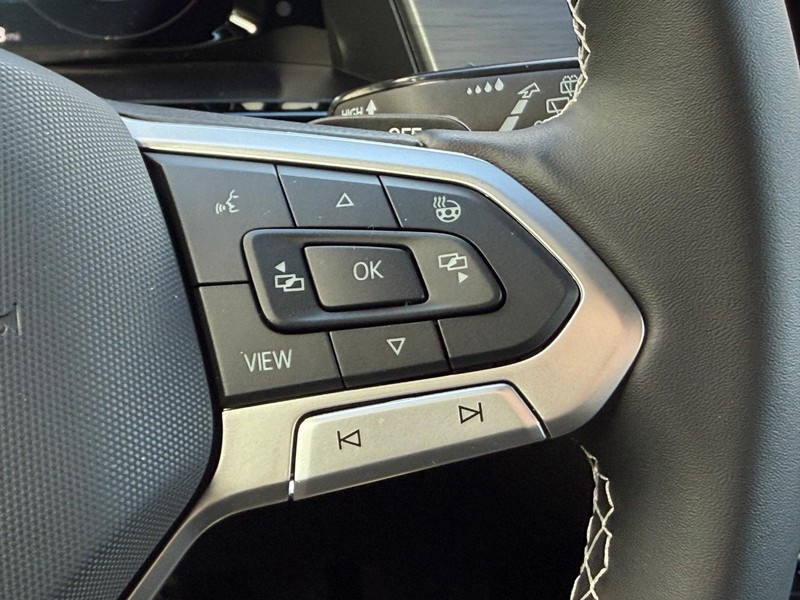 Volkswagen Atlas Cross Sport Vehicle Full-screen Gallery Image 12