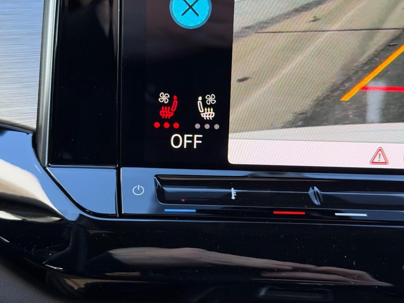 Volkswagen Atlas Cross Sport Vehicle Full-screen Gallery Image 14