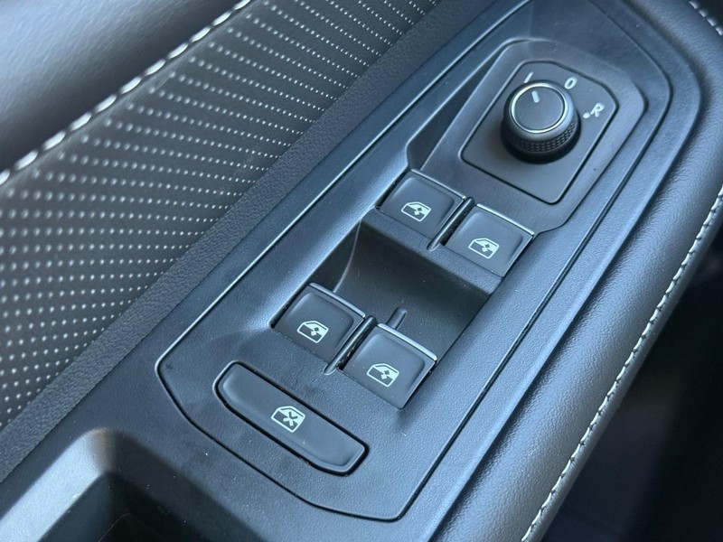 Volkswagen Atlas Cross Sport Vehicle Full-screen Gallery Image 15