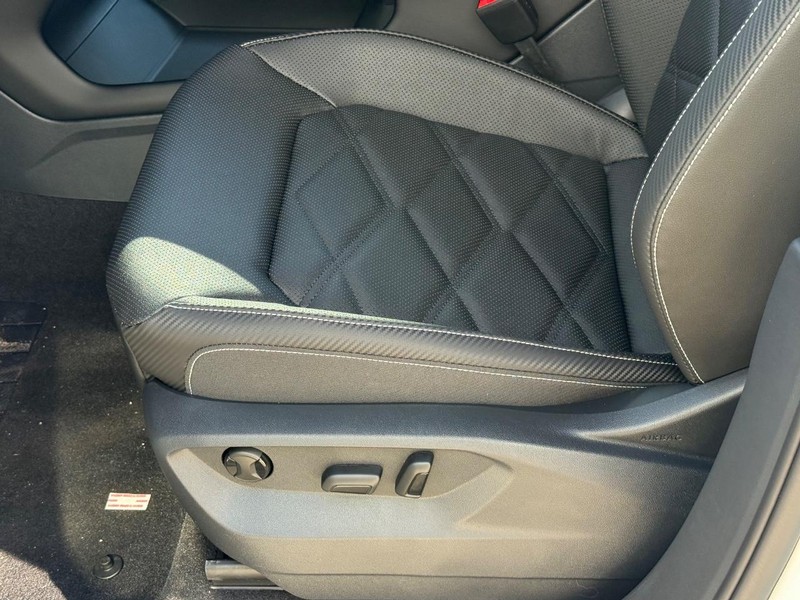 Volkswagen Atlas Cross Sport Vehicle Full-screen Gallery Image 16