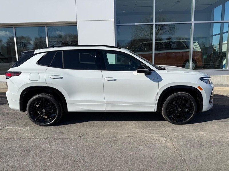 Volkswagen Tiguan Vehicle Full-screen Gallery Image 2