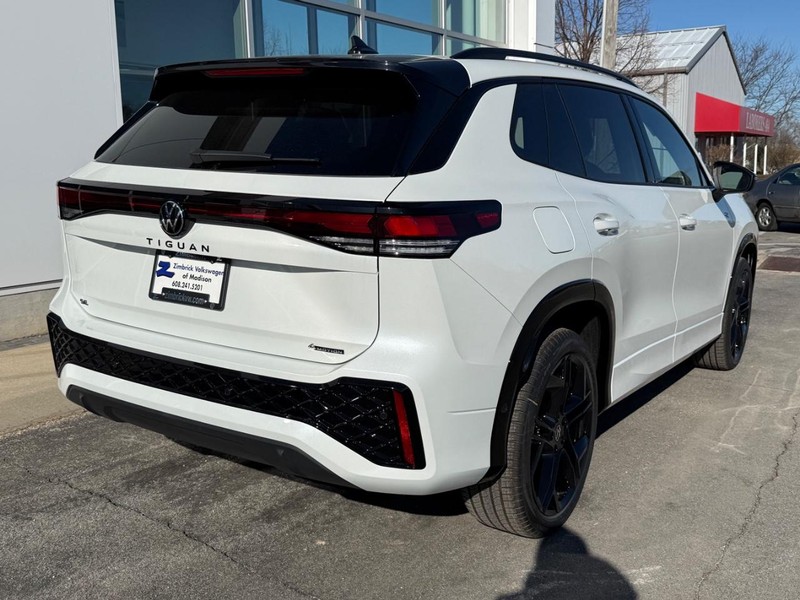 Volkswagen Tiguan Vehicle Full-screen Gallery Image 3