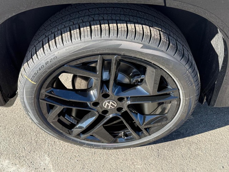 Volkswagen Tiguan Vehicle Full-screen Gallery Image 4