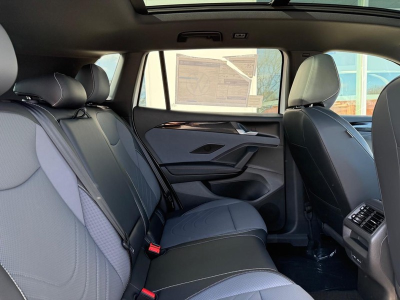 Volkswagen Tiguan Vehicle Full-screen Gallery Image 5