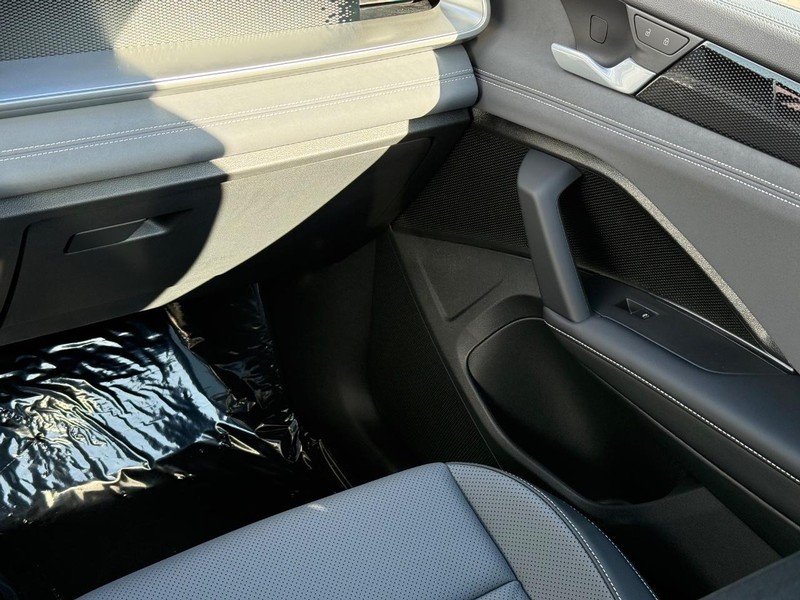 Volkswagen Tiguan Vehicle Full-screen Gallery Image 9