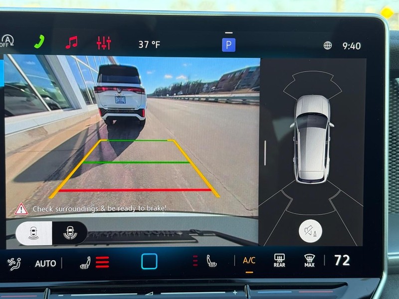 Volkswagen Tiguan Vehicle Full-screen Gallery Image 13