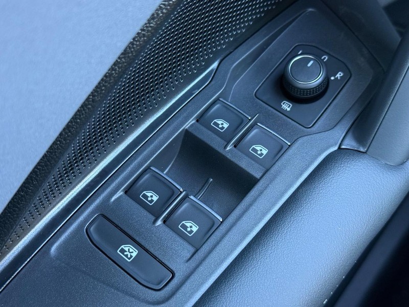 Volkswagen Tiguan Vehicle Full-screen Gallery Image 15